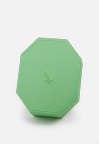 Groen octagonaal product met een gestructureerd oppervlak, met een reliëf zwaan logo in het midden. Gemaakt van duurzaam materiaal.