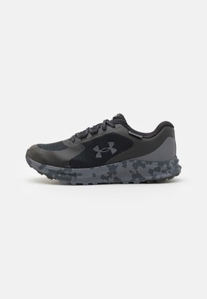 Chaussure de course Under Armour noire et grise avec semelle et lacets à motifs, logo latéral, et semelle intermédiaire amortissante et texturée.