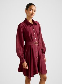 Bordové košeľové šaty s golierom, dlhými rukávmi, zapínaním na gombíky vpredu a zúženým pásom so zaoblenou prackou. Hladká, ľahká tkanina.