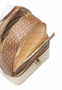 Tans gekleurde rugzak met een gestructureerde afwerking, voorzien van een crèmekleurige onderkant en gouden ritsen. Het interieur heeft een beige voering met een subtiele print.