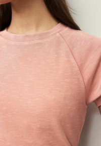 Next CREW NECK SHORT SLEEVE RAGLAN REGULAR FIT - Jednoduché tričko - pink wash