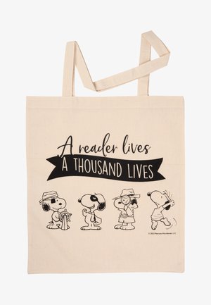 Henkeltasche aus Baumwolle in natürlicher Farbe mit vier schwarzen, liniengezeichneten Snoopy-Charakteren und dem Text: "Ein Leser lebt tausend Leben" in Schwarz.