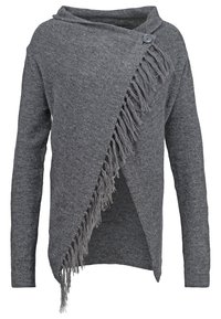 Šedý pletený svetr s kapucí, s asymetrickým designem, zapínáním na knoflík a třásněmi podél jedné strany.