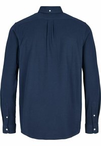 Granatowa koszula z długim rękawem, z kołnierzykiem na guziki, pojedynczą zaszewką z tyłu i mankietami zapinanymi na guziki. Gładka tkanina o lekkim połysku i dopasowany krój.