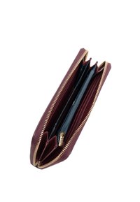 Portfel na zamek w kolorze burgundowym, otwarty, ukazujący liczne przegródki na karty, komory oraz centralną zasuwaną kieszeń na monety.