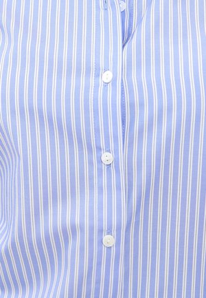 Chemise bleu clair à boutons, ornée de rayures blanches verticales, d'une texture douce et de six boutons blancs le long de la patte de boutonnage.