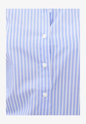 Chemise bleu clair à boutons, ornée de rayures blanches verticales, d'une texture douce et de six boutons blancs le long de la patte de boutonnage.