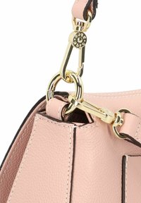 Borsa in pelle rosa con finitura testurizzata, caratterizzata da bordi neri, una chiusura in metallo dorato e cuciture a contrasto sui lati.
