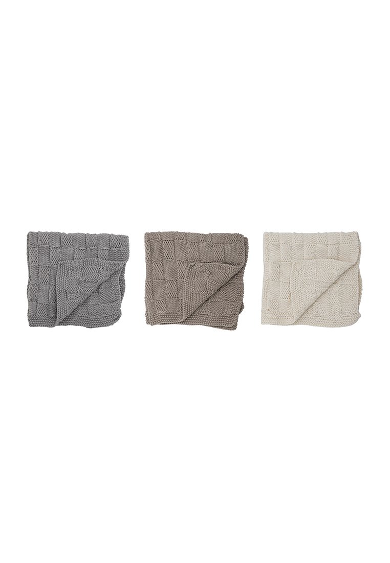 Set bestående av tre stickade plädar med ett rutig mönster i mörkgrått, taupe och gräddfärgat, varje pläd hopfälld med en texturerad yta.