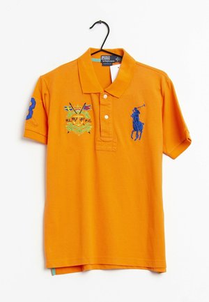 Pomarańczowa koszulka polo z kołnierzykiem, z niebieskimi haftowanymi detalami: jeździec i logo z herbem na przodzie oraz rękawie. Materiał bawełniany.