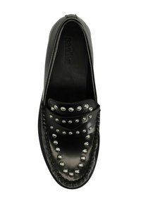 Zwarte lederen instappers met zilveren studs langs de bovenkant, gevlochten stiksels en een gladde, ronde neus.