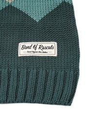Strickmütze in Dunkelgrün mit hellblauen Akzenten, ausgestattet mit einem strukturierten Rippenmuster und einem Stoffetikett mit der Aufschrift "Band of Rascals."