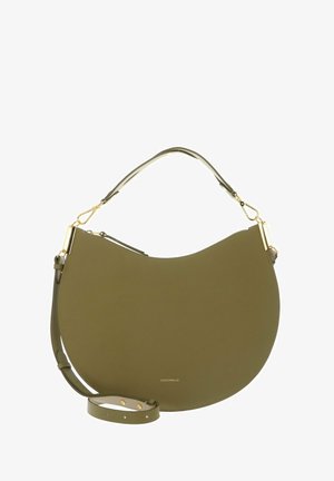 Sac à main en cuir vert olive en forme de croissant avec ferrures dorées, poignée supérieure, bandoulière réglable et petit logo de marque à l'avant.