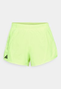 Neon groene sportshorts van lichtgewicht stof; met een elastische tailleband en drie zwarte strepen logo aan de linkerkant.