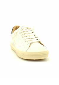 Sneaker bianco in pelle con accenti beige, punta rotonda, suola piatta in gomma e tallone nero a contrasto. Caratterizzato da un design con lacci e dettagli cuciti.