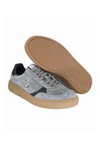 Sneakers in suede grigio con suola in gomma marrone texturizzata, dettagli neri e design con lacci. Presentano un logo a forma di uccello sul lato.