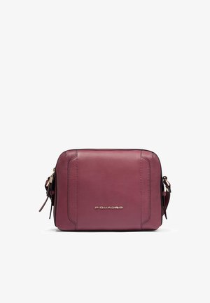 Borsa a spalla in pelle color borgogna intenso con texture liscia, forma rettangolare e dettaglio logo in tono oro. Tracolla regolabile inclusa.