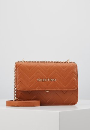 Oranje leren handtas met een doorgestikt chevronpatroon, gouden metalen accenten en een kettingriem. Voorzien van een magnetische flapsluiting en een geperst logo.