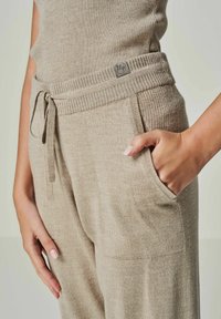 YOU LOOK PERFECT MERINO WOOL LOUNGEWEAR SET 3 PIECES - Nachtwäsche Set - taupe
