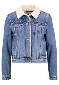 Veste en denim bleu clair avec un col en shearling blanc, présentant des poches avant, des boutons en métal et une coupe légèrement courte.