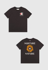 Czarny bawełniany t-shirt z okrągłym dekoltem, z małym logo z przodu i dużym wzorem słonecznika z tekstem na plecach.