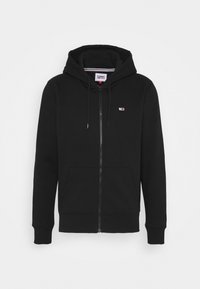 Sudadera con cremallera de color negro, hecha de un tejido suave, con capucha ajustable, bolsillos frontales, puños acanalados y un pequeño logo en el pecho.