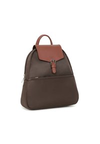 Sac à dos en nylon marron avec un rabat supérieur en cuir et détails en boucle, présentant une poche avant zippée et une forme arrondie.