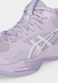 Близък план на лилав спортен обувка Asics с мрежеста материя, връзки отпред и бели лого ивици отстрани.
