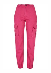 Hooggeplaatste roze cargobroek met voorflapzakken, een knoop- en ritsluiting, en elastische boorden bij de enkels.