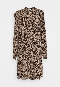 Vestido de leopardo en tonos marrón y negro. Presenta un cuello alto, mangas largas con puños recogidos y un corte holgado con cintura ajustada.