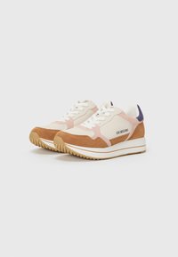 Twee stijlvolle sneakers met een beige bovenkant en accenten in het roze en bruin, en een witte zool. Het merk "LOVE MOSCHINO" is zichtbaar aan de zijkant.