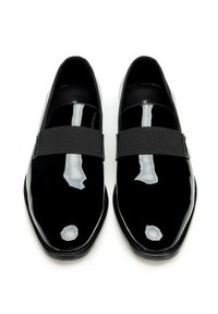 Schwarze Lacklederschuhe mit einem schlanken Design, versehen mit einem elastischen Riemen über dem Spann und einer spitz zulaufenden Zehenform. Glatte Textur.