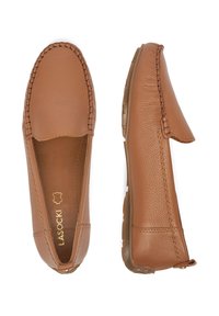 Brązowe skórzane loafersy z przeszyciem wzdłuż cholewki, zaokrąglonym noskiem oraz elastyczną podeszwą z teksturowanym gumowym gripem.