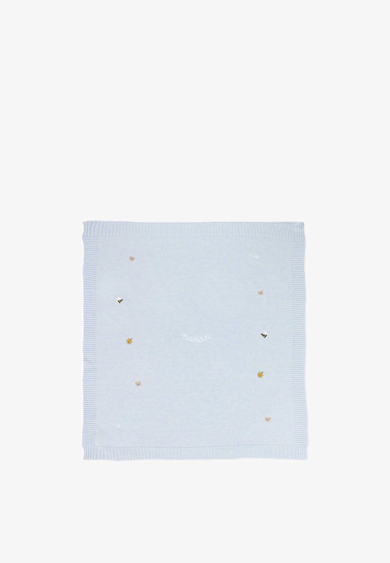 Couverture bébé bleu clair avec bords côtelés, petits ours brodés, abeilles, feuilles et texte « nanan » au centre.
