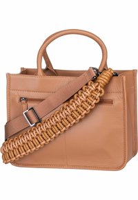 Sac à main en cuir tan avec deux poignées arrondies, une bandoulière tissée et une poche zippée à l'avant. Il présente une texture lisse et une forme rectangulaire structurée.