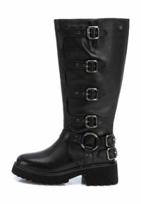 Bota de cuero negro hasta la rodilla con cinco hebillas plateadas, un acento circular cerca del tobillo y una suela de goma texturizada. Diseño de tacón plano.