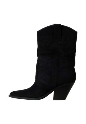 Botte de cowboy en daim noir mi-mollet avec bout pointu et talon bloc incliné, couture décorative et languette sur la tige.