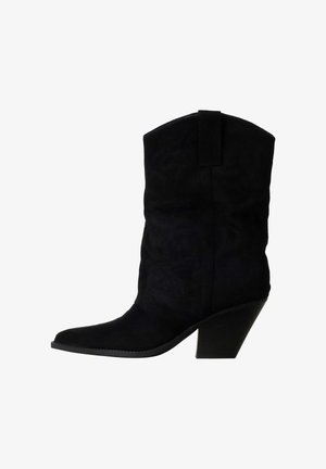 Botte de cowboy en daim noir mi-mollet avec bout pointu et talon bloc incliné, couture décorative et languette sur la tige.
