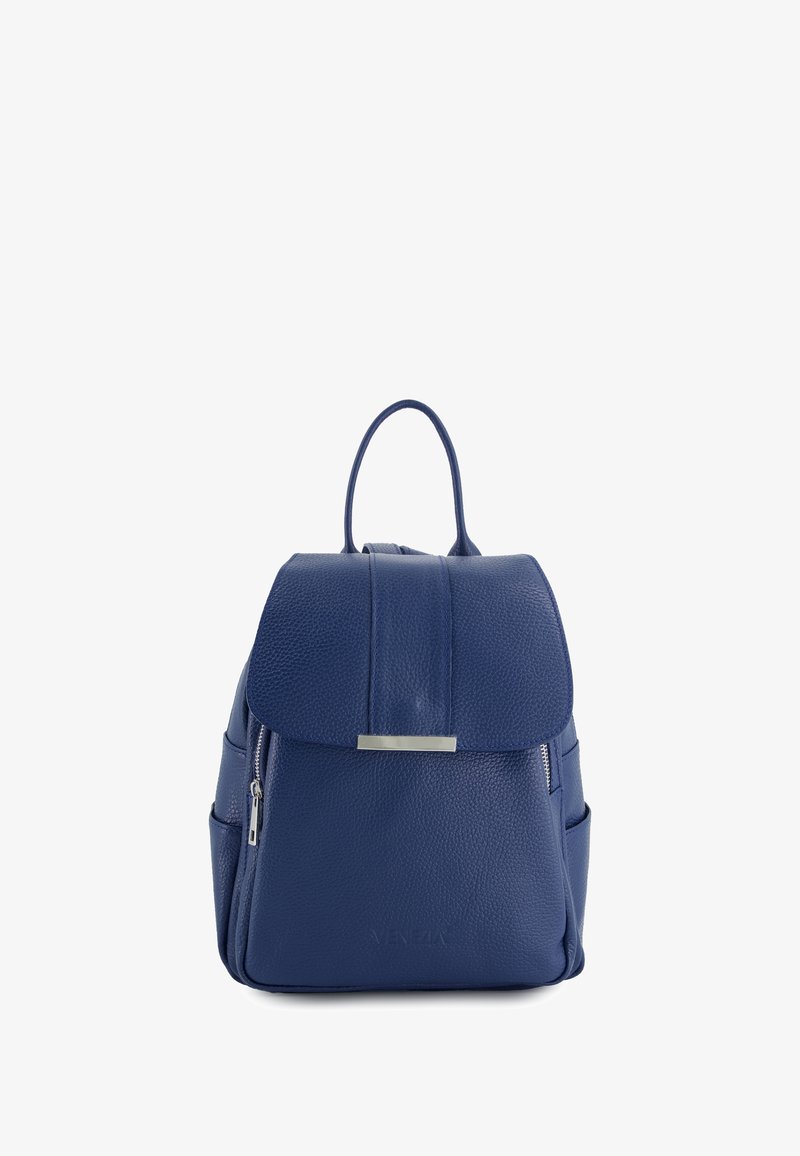 Blaues Leder-Rucksack mit umklappbarem Deckel, Reißverschlussdetails, Seitentaschen und einer Metall-Logoplatte. Strukturierte Oberfläche und geformte Form.