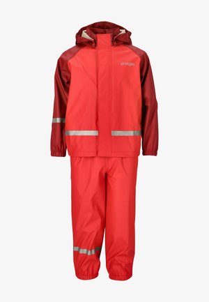 Rode waterdichte regenpak met reflecterende zilveren strepen. De jas heeft een capuchon, elastische manchet en een ritssluiting aan de voorkant. De broek heeft een elastische tailleband.