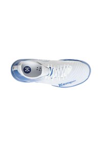 Weißer Sportschuh mit blauen Akzenten und Branding. Verfügt über ein Mesh-Obermaterial, Schnürsenkel und eine strukturierte Sohle für besseren Halt. Leichtes Design.