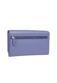 Portafoglio in pelle viola con una superficie liscia, compartimento con zip e dettagli cuciti lungo i bordi. Forma rettangolare.