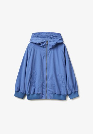 Chaqueta azul ligera con capucha, cremallera frontal, puños elásticos y bolsillos laterales, extendida sobre un fondo blanco.