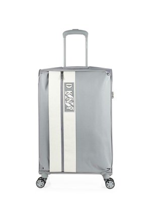 Maleta con ruedas de tela gris claro con una franja vertical blanca y logotipo. Cuenta con un asa retráctil y cuatro ruedas giratorias.