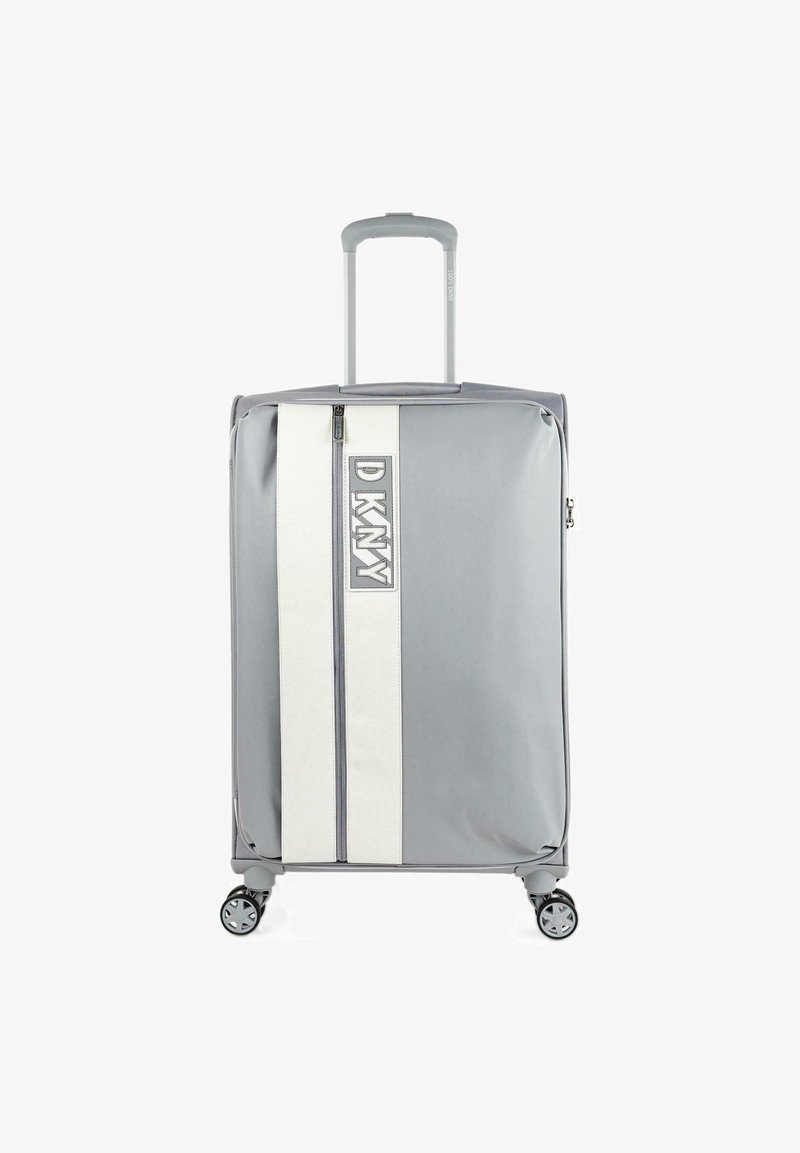 Maleta con ruedas de tela gris claro con una franja vertical blanca y logotipo. Cuenta con un asa retráctil y cuatro ruedas giratorias.