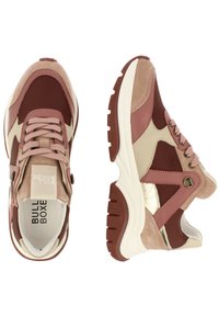 Baskets épaisses avec des panneaux beige, marron et rose, détails en daim, semelle blanche épaisse et lacets roses, vues de dessus et de côté.