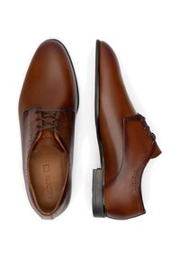 Hnědé kožené společenské boty s hladkým povrchem, kulatou špičkou a šněrovacím designem. Boční panel má ozdobné perforace. Černá gumová podrážka.