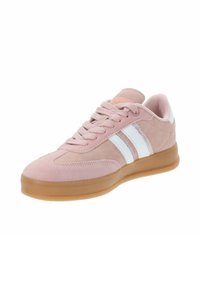 Różowe zamszowe sneakersy z białymi paskami i gumową podeszwą. Posiadają system sznurowania oraz wyściełany kołnierz dla większego komfortu.