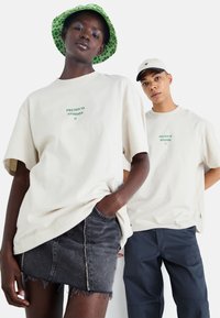 Jack & Jones PREMIUM JPRBLAHARVEY INFO TEE CREW NECK UNISEX - Trükipildiga T-särk - moonbeam