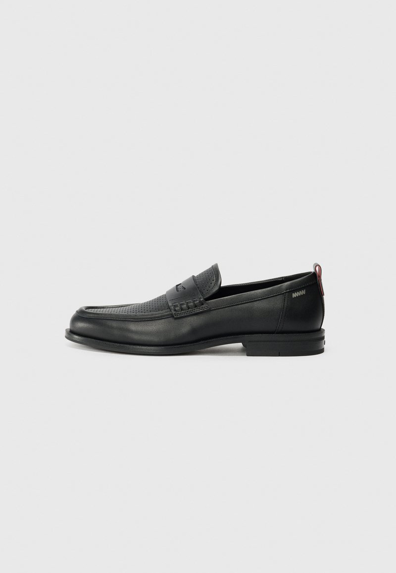 Svarte lær loafers med teksturert frontpanel og glatte sider. Har en slank hæl og bakløkke for enkel påkledning. Klassisk design.